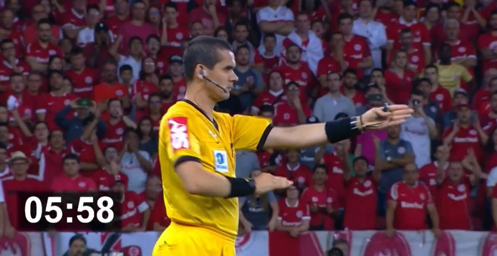 Árbitro Ricardo Marques Ribeiro demora 5 minutos e 58 segundos para tomar decisão em Internacional x Santos — Foto: Reprodução