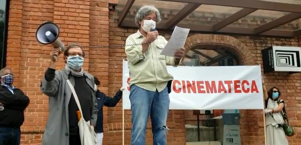Protesto em frente à Cinemateca de SP — Foto: Reprodução/TV Globo