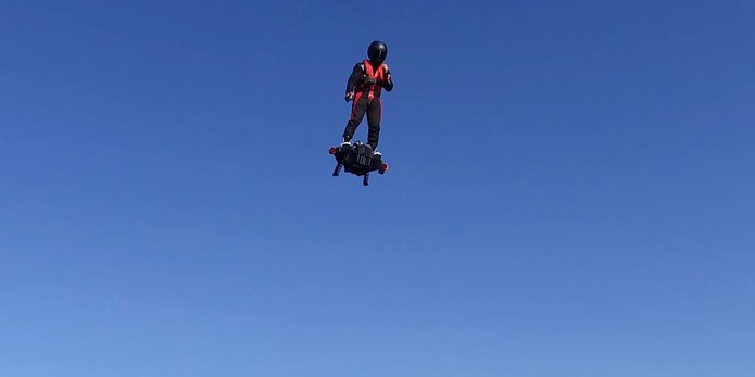 Franky Zapata faz voo de teste em hoverboard em 30 metros de altura (Divulgação/Franky Zapata)