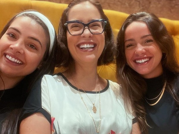 Paloma Duarte entre as filhas, Maria Luiza e Ana Clara (Foto: Reprodução/Instagram)