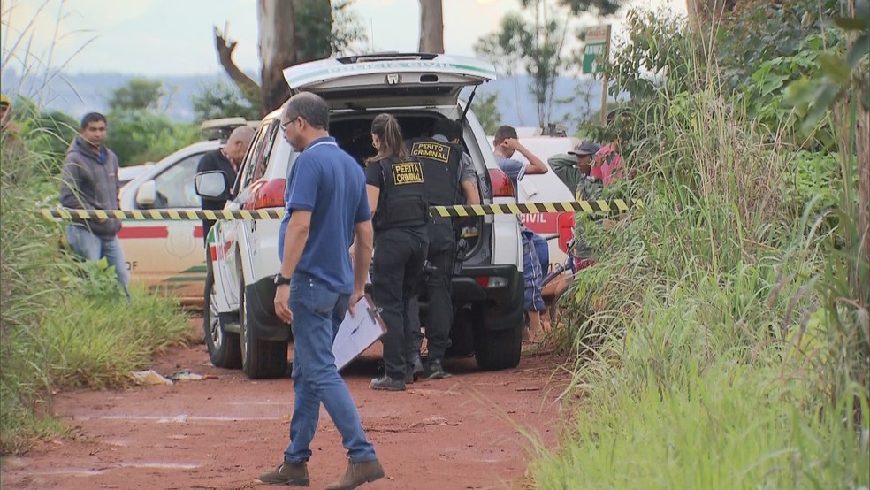 PolÃ­cia Civil faz perÃ­cia em assentamento onde dois homens foram assassinados nesta quarta (12), no DF â Foto: TV Globo/ReproduÃ§Ã£o