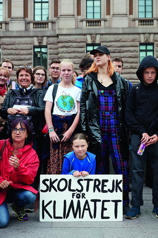 Cover feature of activist Greta Thurnberg protesting outside Swedish parliament. (Foto: British GQ)