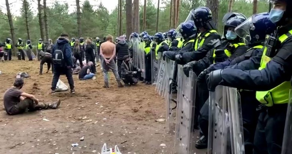 Polícia faz operação contra rave ilegal na Inglaterra neste domingo (30) — Foto: Reuters