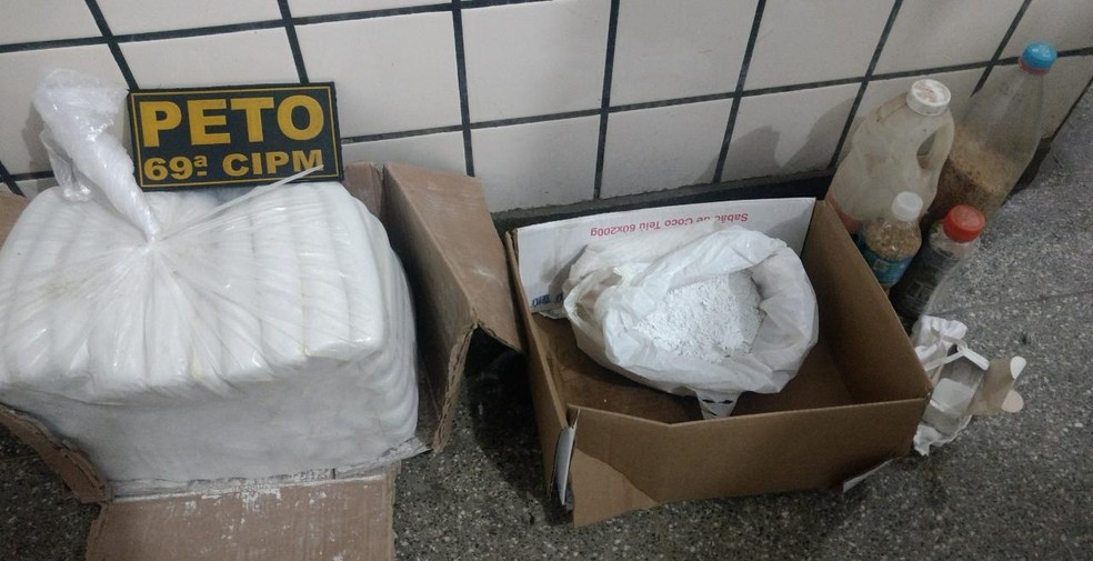 Polícia acha 70 bananas de dinamite em casa na BA e suspeitos fogem (Foto: Divulgação/SSP-BA)