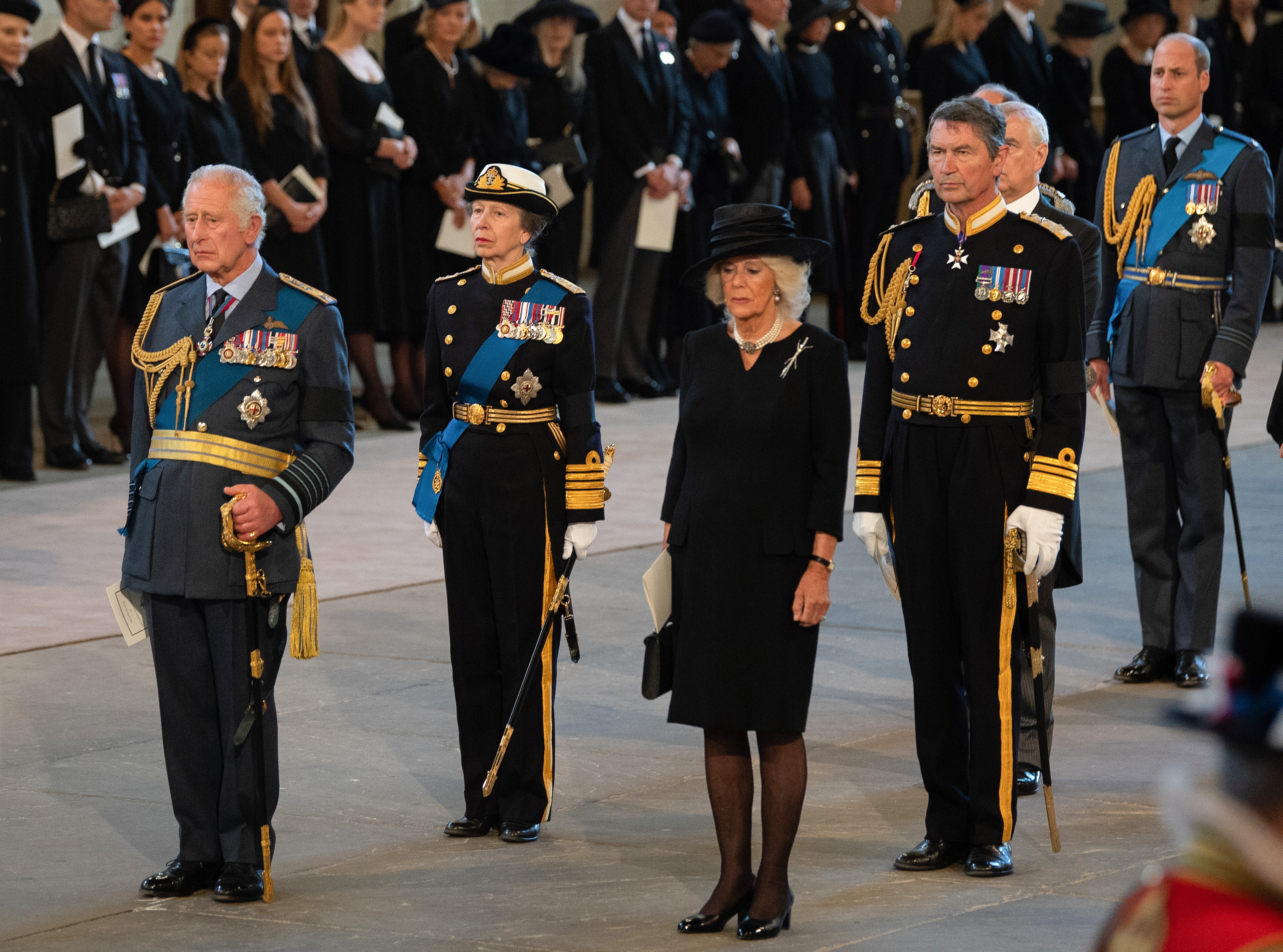 LONDON, ENGLAND - SEPTEMBER 14: King Charles III, Anne, Princess Royal, Camilla, Queen Consort, Vice Admiral Sir Timothy Laurence, Prince Andrew, Duke of York and Prince William, Prince of Wales pay their respects in The Palace of Westminster during the p (Foto: Getty Images)