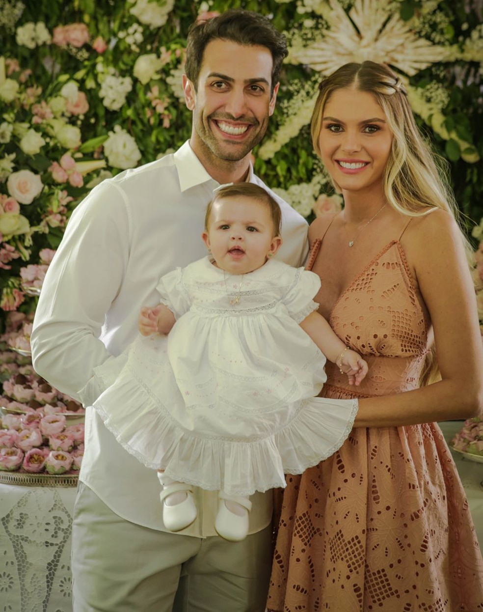 Brbara Evan e Gustavo no batizado da filha Ayla em setembro de 2022   Foto: Arquivo pessoal 