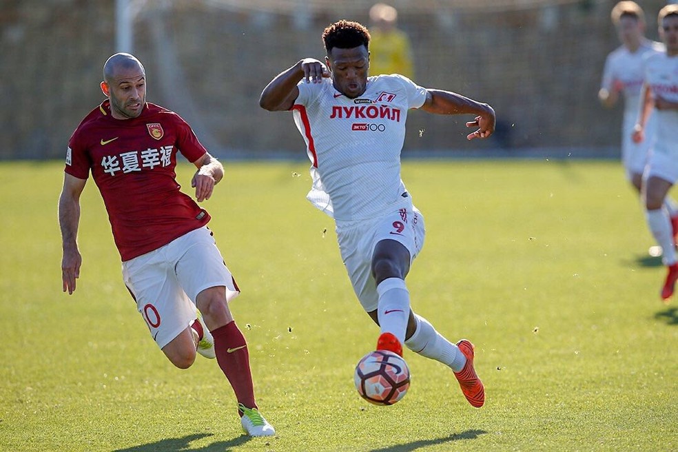 Mascherano participa de amistoso do Hebei contra o Spartak de Moscou (Foto: Reprodução/Twitter)