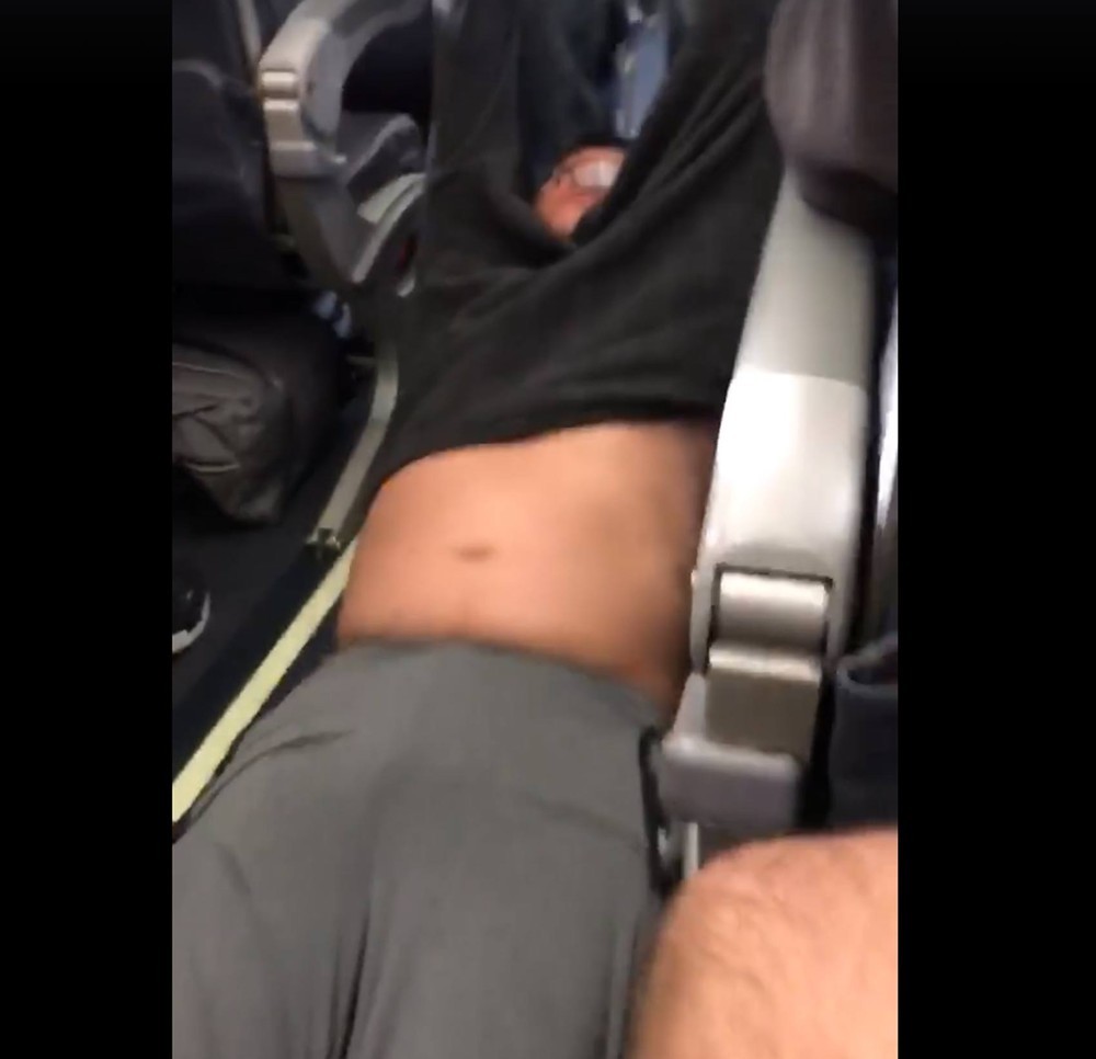 Passageiro foi arrastado no avião em caso de overbooking (Foto: Reprodução)