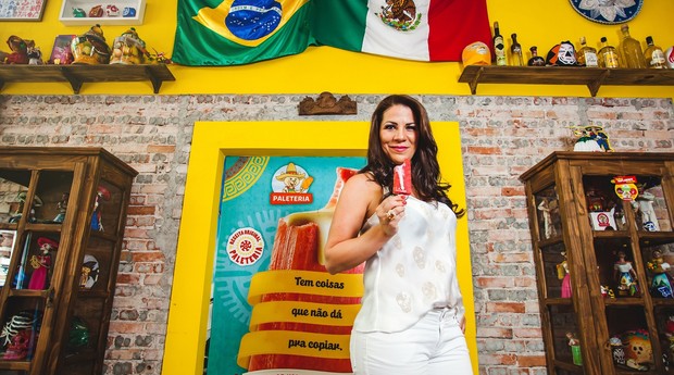 A empreendedora Elysa Barranco e a decoração mexicana e colorida da Paleteria (Foto: Divulgação)