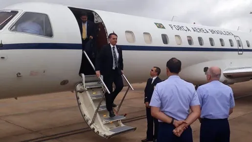 Bolsonaro muda de avião para cortar custos de campanha