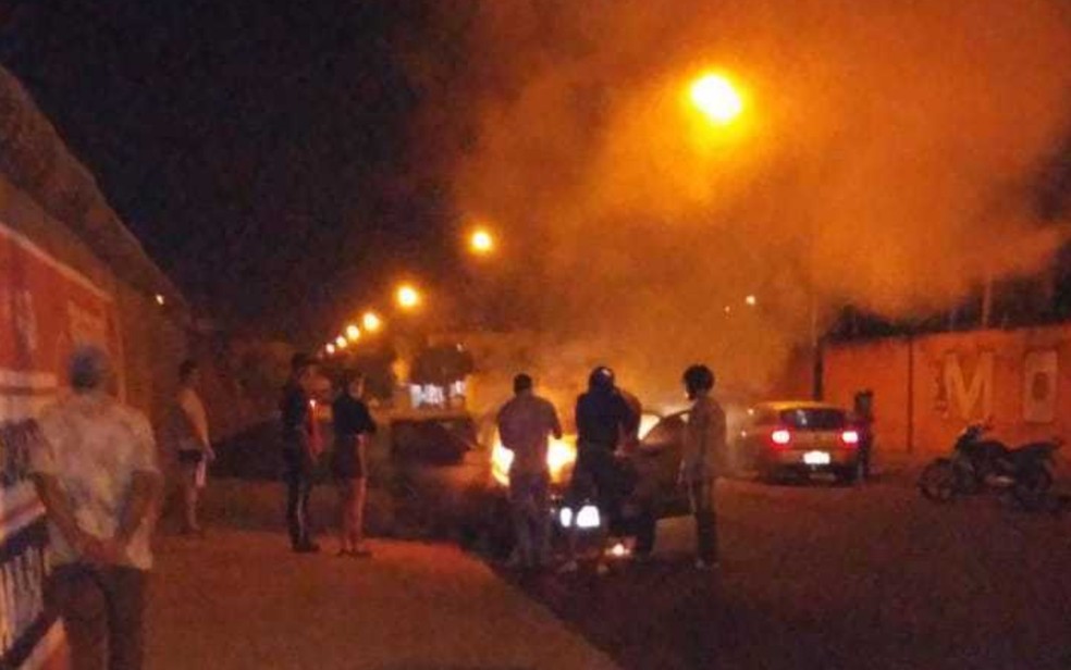 Homem coloca fogo em carro em frente a motel de Itumbiara, GoiÃ¡s (Foto: ReproduÃ§Ã£o/TV Anhanguera)