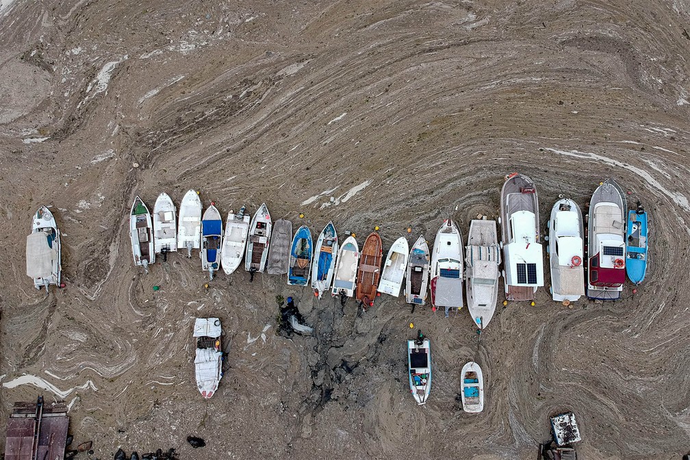 4 de junho - 'Muco marinho' cobre as águas do Mar de Mármara, em Istambul, na Turquia. Uma camada espessa e viscosa do que é também conhecido como mucilagem estava se espalhando no mar ao sul de Istambul, representando uma ameaça à vida marinha e à indústria pesqueira.nas deCientistas afirmam que as mudanças climáticas e a poluição contribuíram para a proliferação da matéria orgânica — Foto: Yasin Akgul/AFP