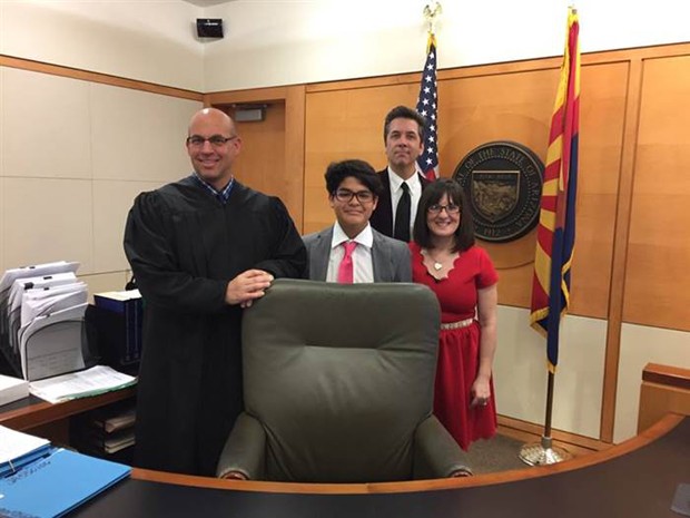 Família e juiz no dia que a adoção foi oficializada (Foto: Reprodução)