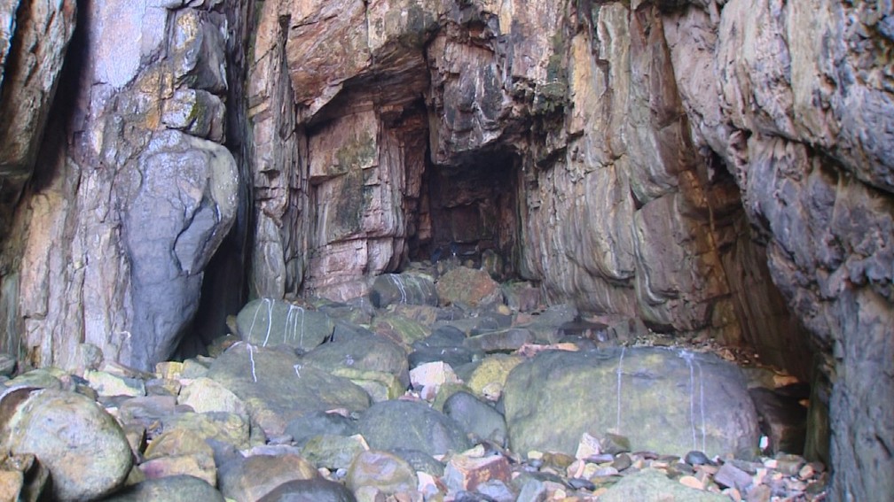 Caverna no maciço do Pântano do Sul, em Florianópolis — Foto: Reprodução/ NSC TV