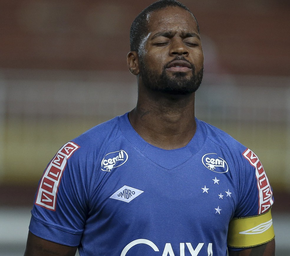 Nesta temporada, Dedé voltou a jogar contra o Joinville e foi capitão do time (Foto: Geraldo Bubniak/Light Press)