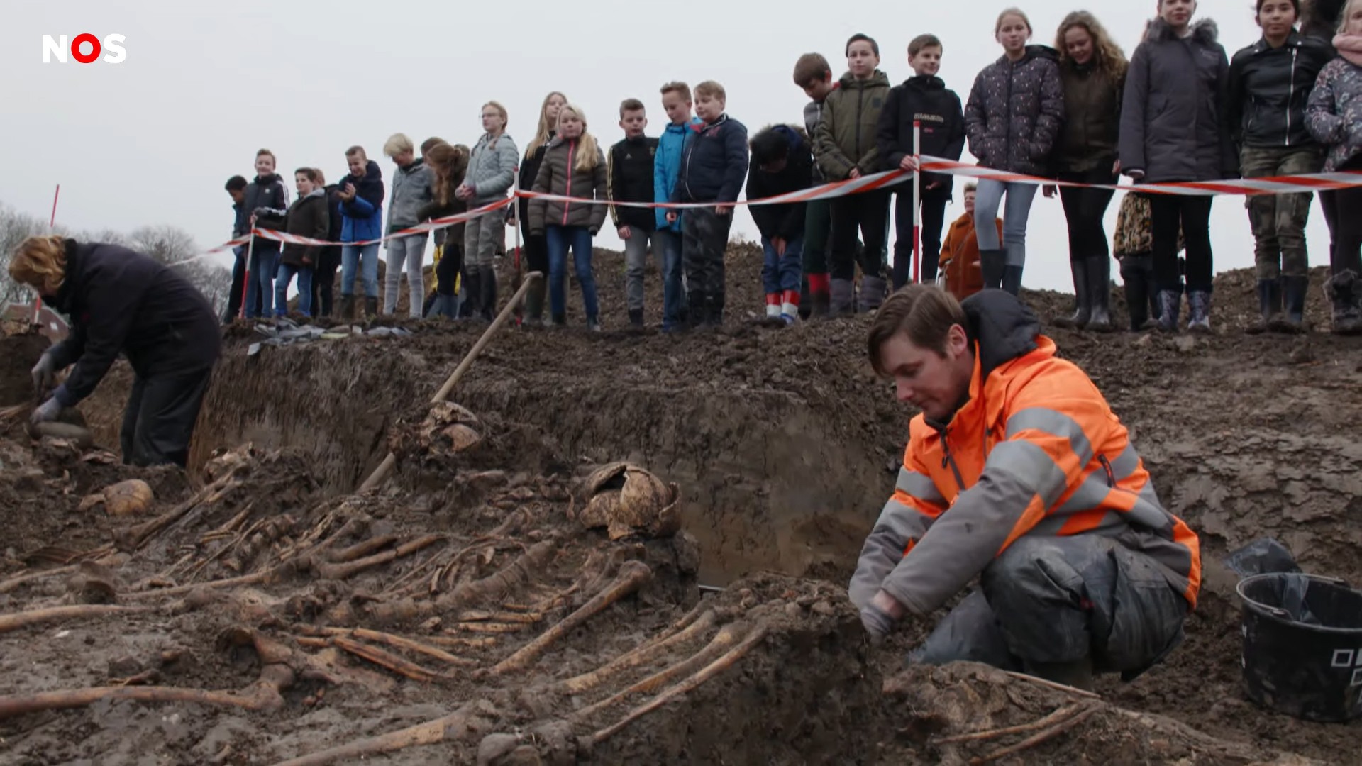 Arqueólogos farão estudos para determinar a idade dos ossos encontrados (Foto: Reprodução / NOS Jeugdjournaal)
