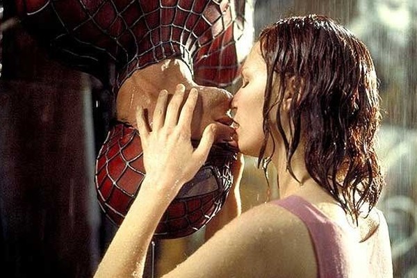 O beijo icônico de Peter Parker (Tobey Maguire) com Mary Jane (Kirsten Dunst) em Homem-Aranha (2002) (Foto: Reprodução)