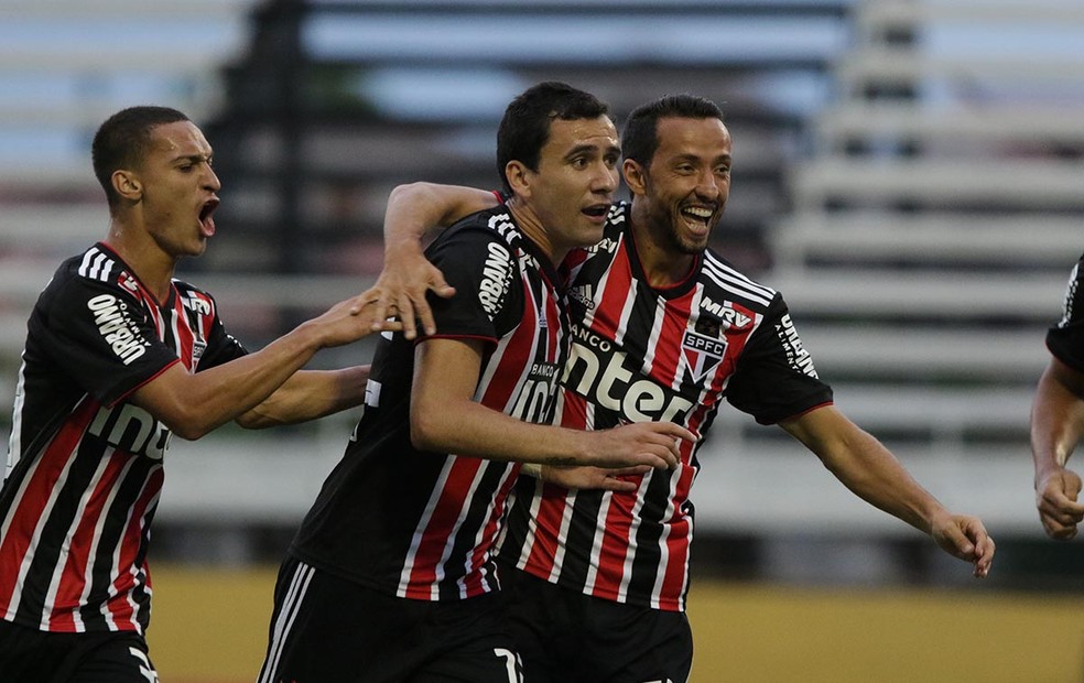 Ao lado de Antony e Nenê, Pablo comemora gol do São Paulo contra o Bragantino — Foto: Rubens Chiri / saopaulofc.net