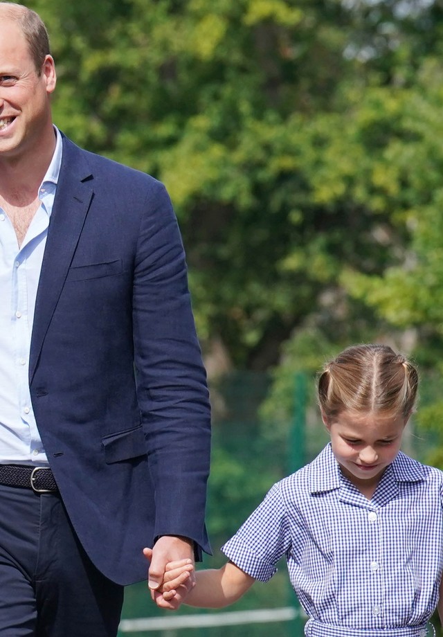 Príncipe George, a princesa Charlotte e o príncipe Louis com os pais príncipe William, Duque de Cambridge e Catherine, Duquesa de Cambridge, chegam para uma tarde na Lambrook School (Foto: Getty Images)