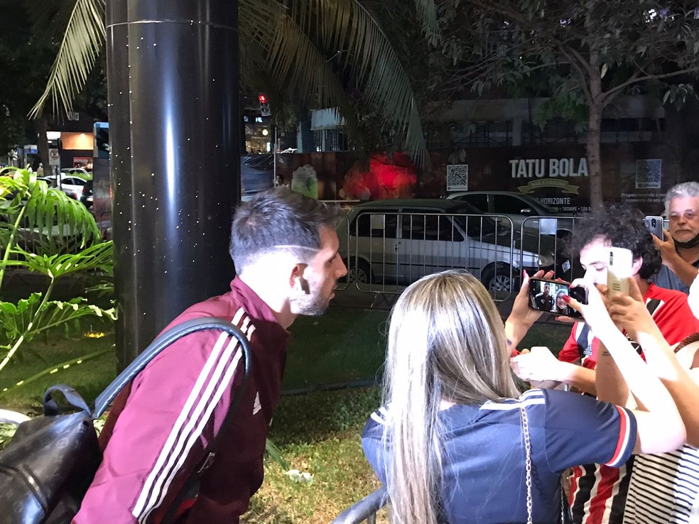 Calleri tira foto com torcedores do São Paulo em Belo Horizonte — Foto: Eduardo Rodrigues