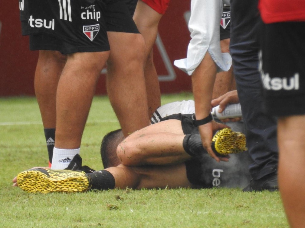 Antony recebe atendimento médico em treino do São Paulo — Foto: Marcelo Hazan