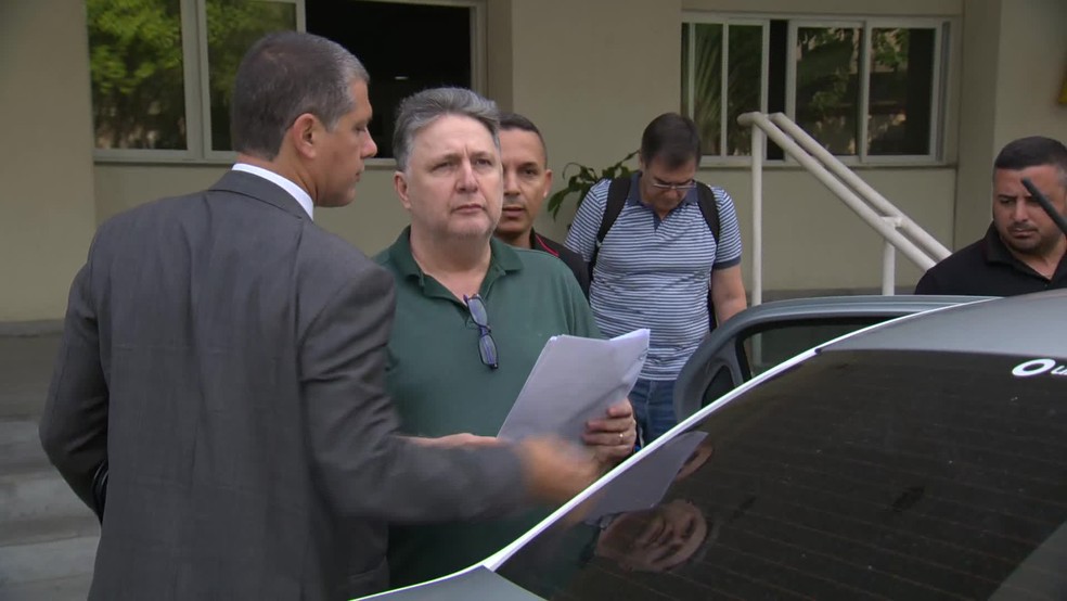 Garotinho deixa a Cidade da Polícia, para onde foi levado — Foto: Reprodução/TV Globo