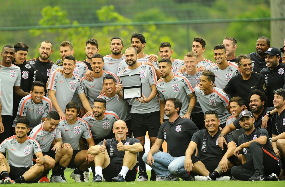 Danilo recebe placa e aplausos por marca de 350 jogos no Corinthians