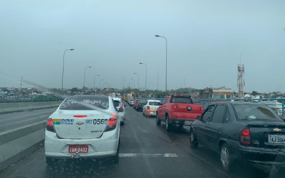 Trânsito em ponte na Barra dos Coqueiros — Foto: Betania Guedes