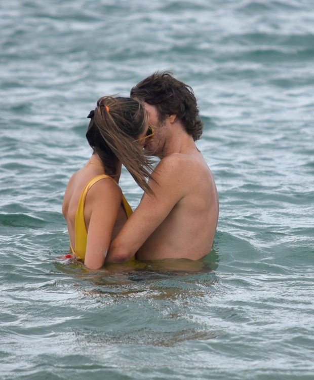 Alessandra Ambrosio e namorado (Foto: AgNews)