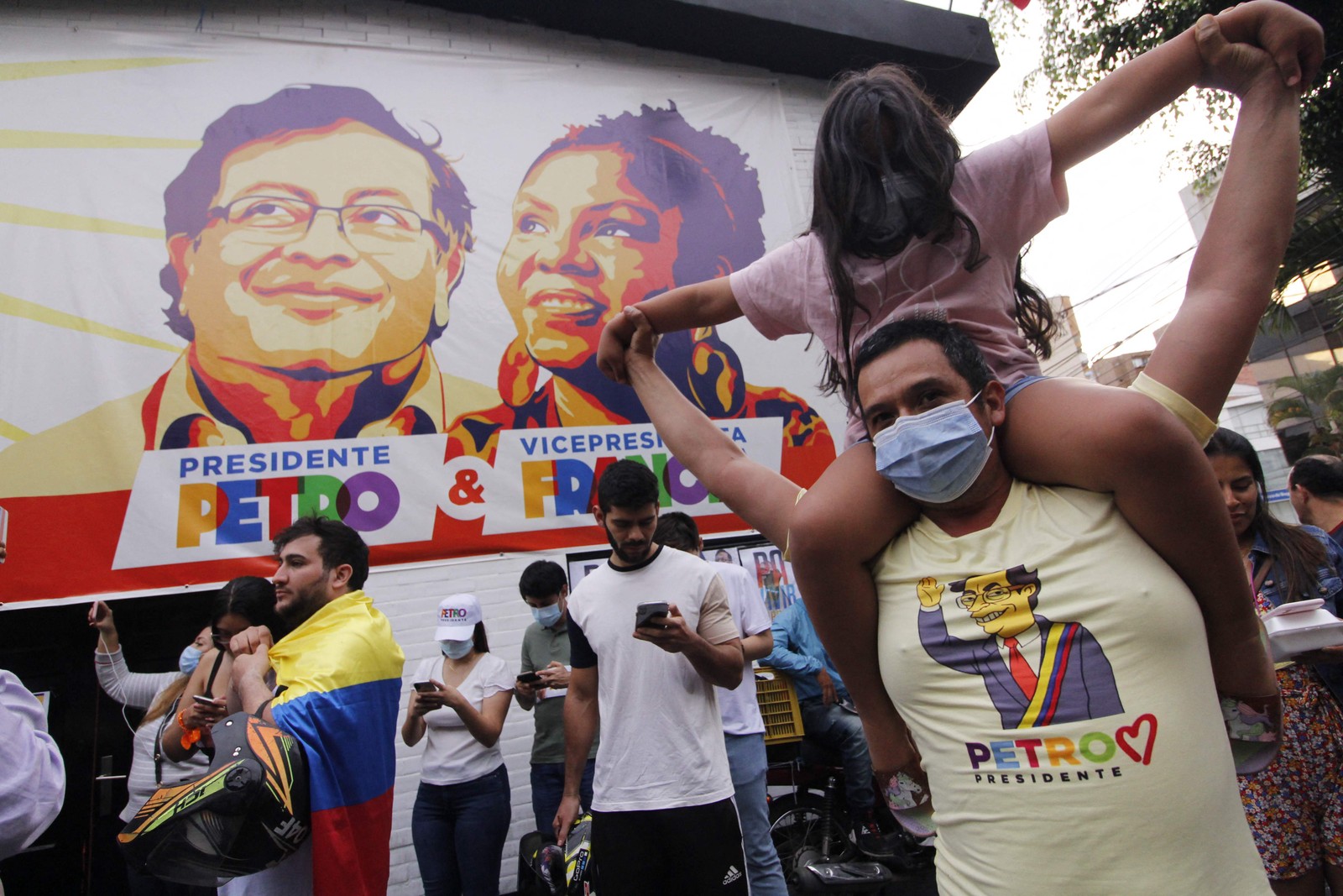 Partidários de Petro comemoram após a eleição presidencial em Bucaramanga. Candidato da esquerda ficou em primeiro lugar, com 50,69% dos votos, contra 47,04% de Rodolfo Hernández — Foto: Schneyder MENDOZA / AFP