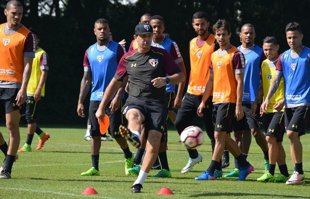 São Paulo treina chutes e passes com obstáculos no gramado