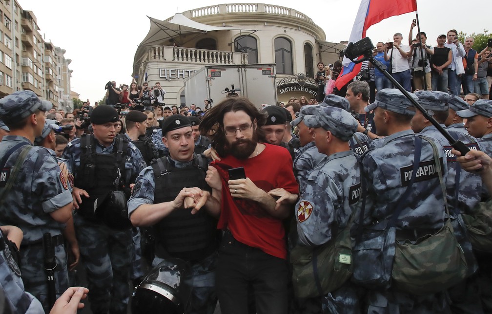 Manifestante é preso durante protesto em Moscou — Foto: Maxim Shemetov/Reuters
