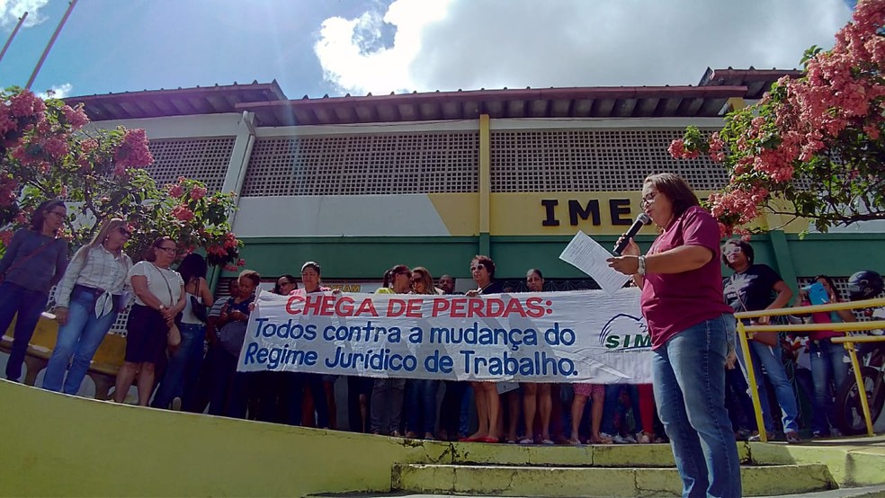 Segundo sindicato, greve afeta 98 escolas e 17 mil alunos â€” Foto: Raphael Marques/TV Santa Cruz