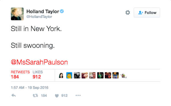 Holland Taylor torcendo por sua namorada, Sarah Paulson, no Emmy 2016 (Foto: Twitter)