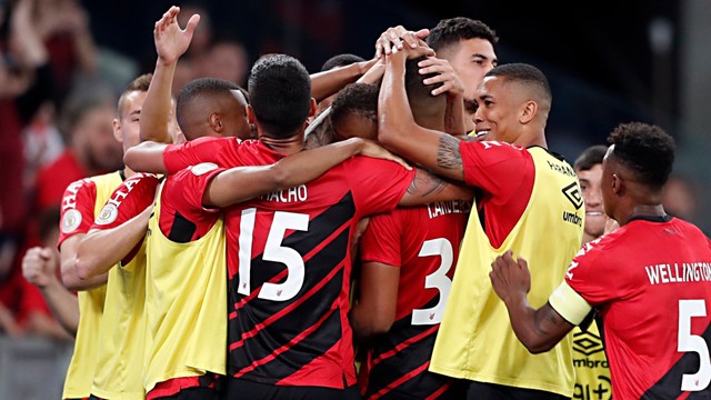 Time comemora gol de Thonny Anderson