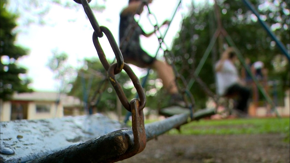 Imagem de criança em balanço, no DF; foto de arquivo — Foto: Reprodução/RBS TV