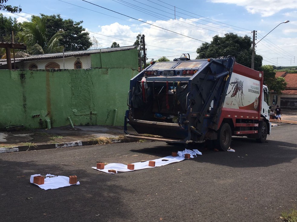 Corpo da vítima ficou preso embaixo do caminhão (Foto: Wellington Roberto/G1)