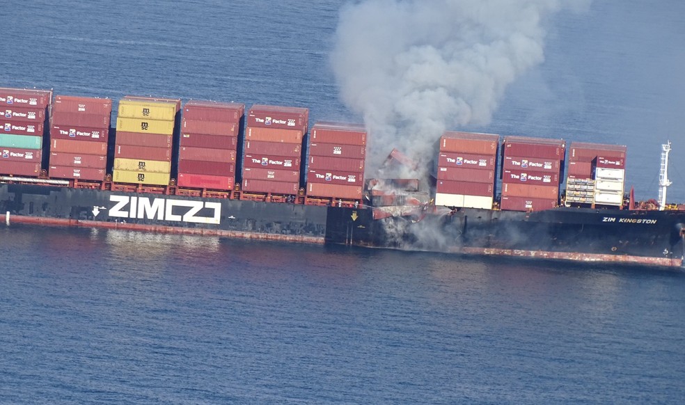 Incêndio no navio porta-contêineres Zim Kingston nas águas da costa da Colúmbia Britânica no sábado  — Foto: Canadian Coast Guard/Handout via Reuters