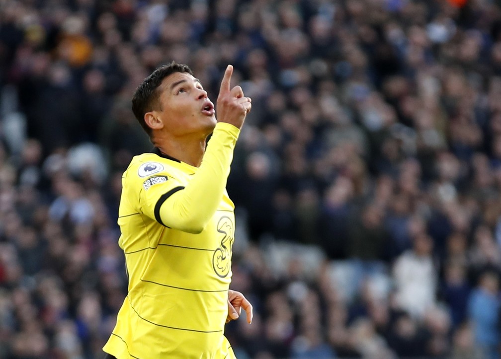 Thiago Silva comemora gol pelo Chelsea — Foto: Reuters/Peter Cziborra