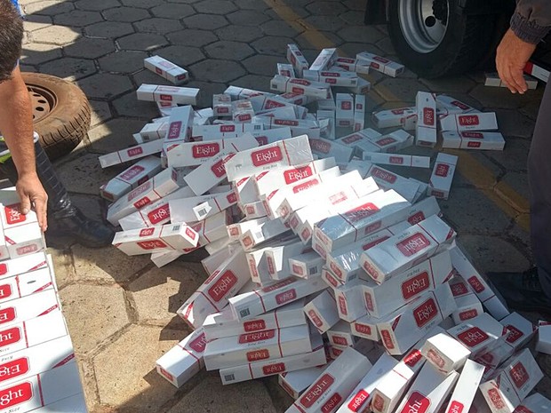 PM estima que suspeito estava com mais de R$ 30 mil em maços (Foto: João Venâncio/TV TEM)