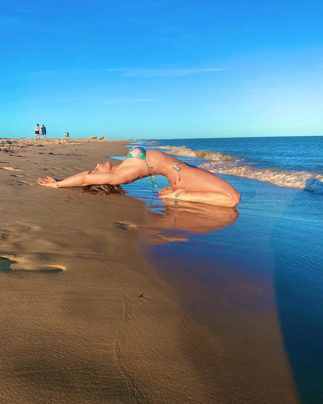 Sheila Mello surge em pose inusitada em clique na praia (Foto: reprodução/instagram)