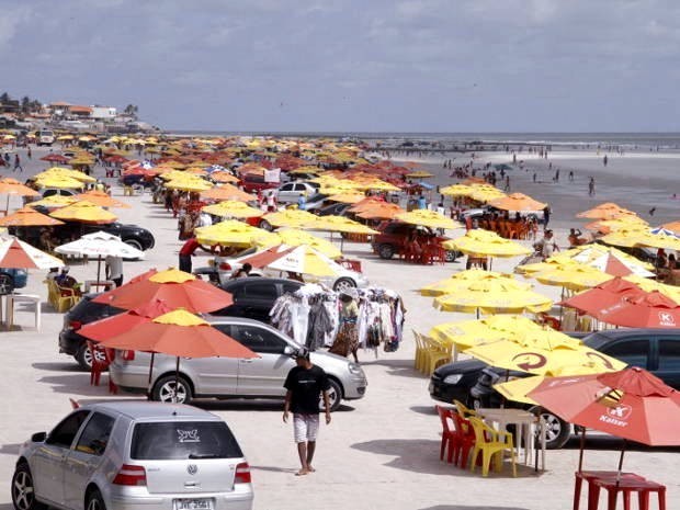 São 20 quilômetros de praia que servem de estacionamento para os visitantes  (Foto: Foto: Ary Souza/O Liberal)