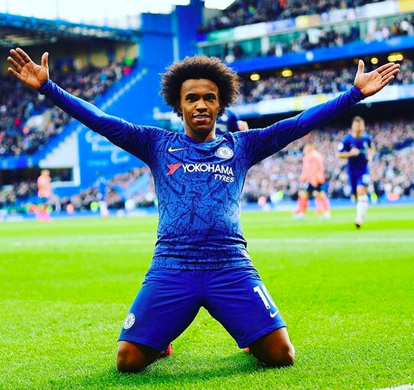 O brasileiro William, celebrando um gol do Chelsea, em partida da Premier League (Foto: Instagram)