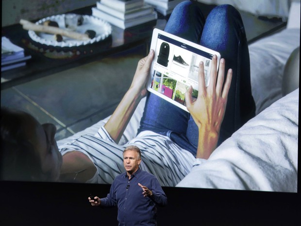 Phill Schiller, vice-presidente de marketing da Apple, apresenta os novos iPad Air 2 e o iPad mini Retina 2. (Foto: Marcio José Sanchez/Associated Press)