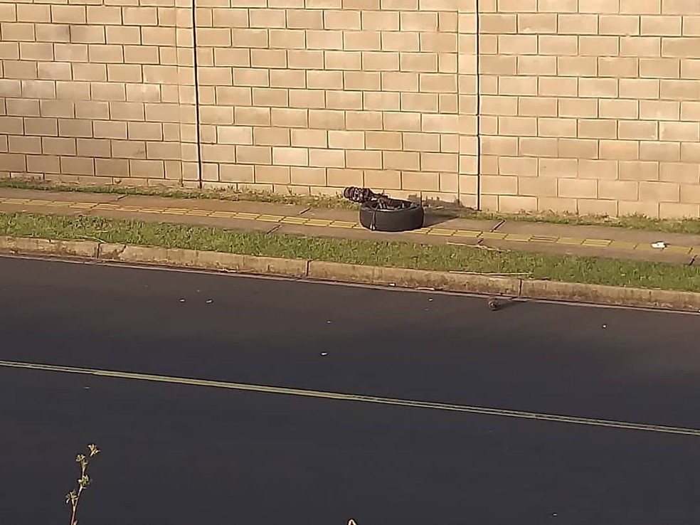 Motociclista é arremessado contra muro de condomínio e morre — Foto: Chamada Geral 