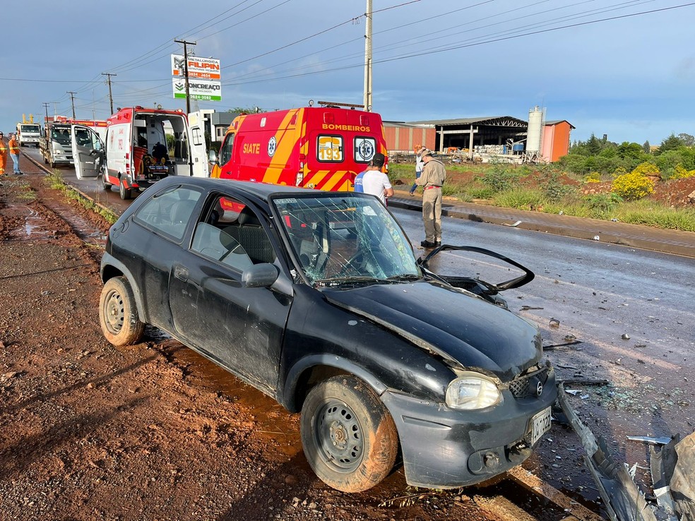 Três pessoas ficam feridas em acidente entre na marginal da BR-277, em Guarapuava — Foto: Elessandra Amaral/RPC