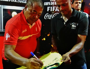 Catanha ganha camisa autografada por Jairzinho (Foto: Paulo Victor Malta/GloboEsporte.com)
