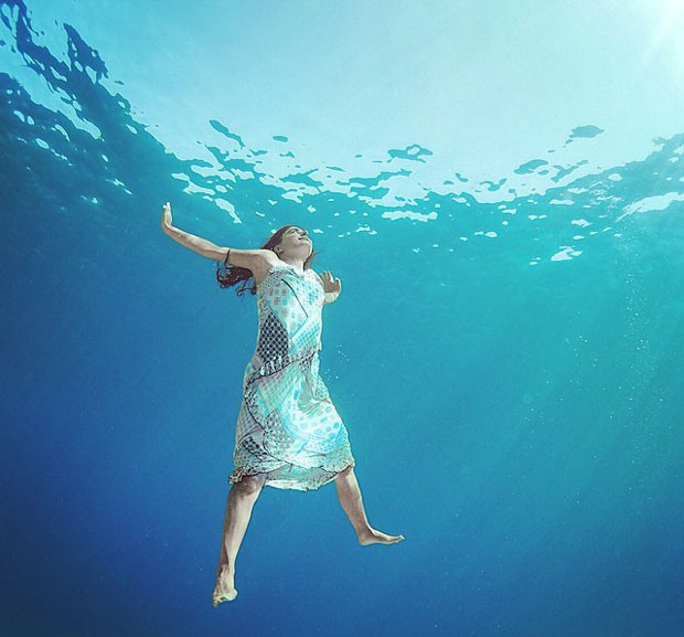 A fotógrafa Annelie Pompe registra modelos no fundo do mar (Foto: Reprodução / Instagram)