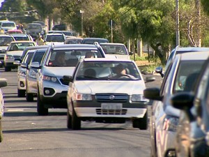 Trânsito é principal afetado com o crescimento da população (Foto: Cláudio Oliveira/EPTV)