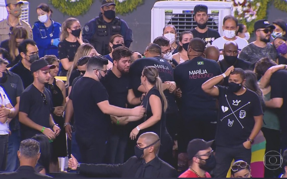 Banda e equipe da cantora Marília Mendonça choraram ao chegar no velório em Goiânia. — Foto: TV Anhanguera